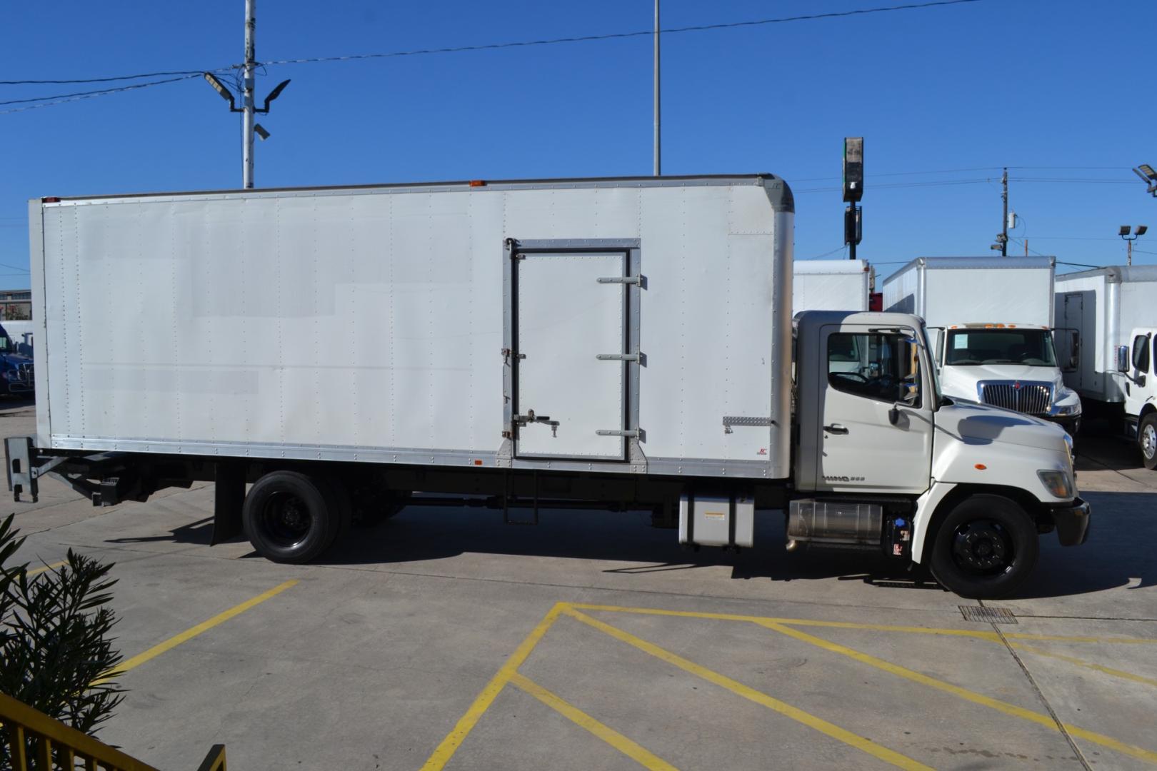 2015 WHITE /BLACK HINO 268 with an HINO JO8E-VC 6.7L 220HP engine, ALLISON 6SPD AUTOMATIC transmission, located at 9172 North Fwy, Houston, TX, 77037, (713) 910-6868, 29.887470, -95.411903 - Photo#3